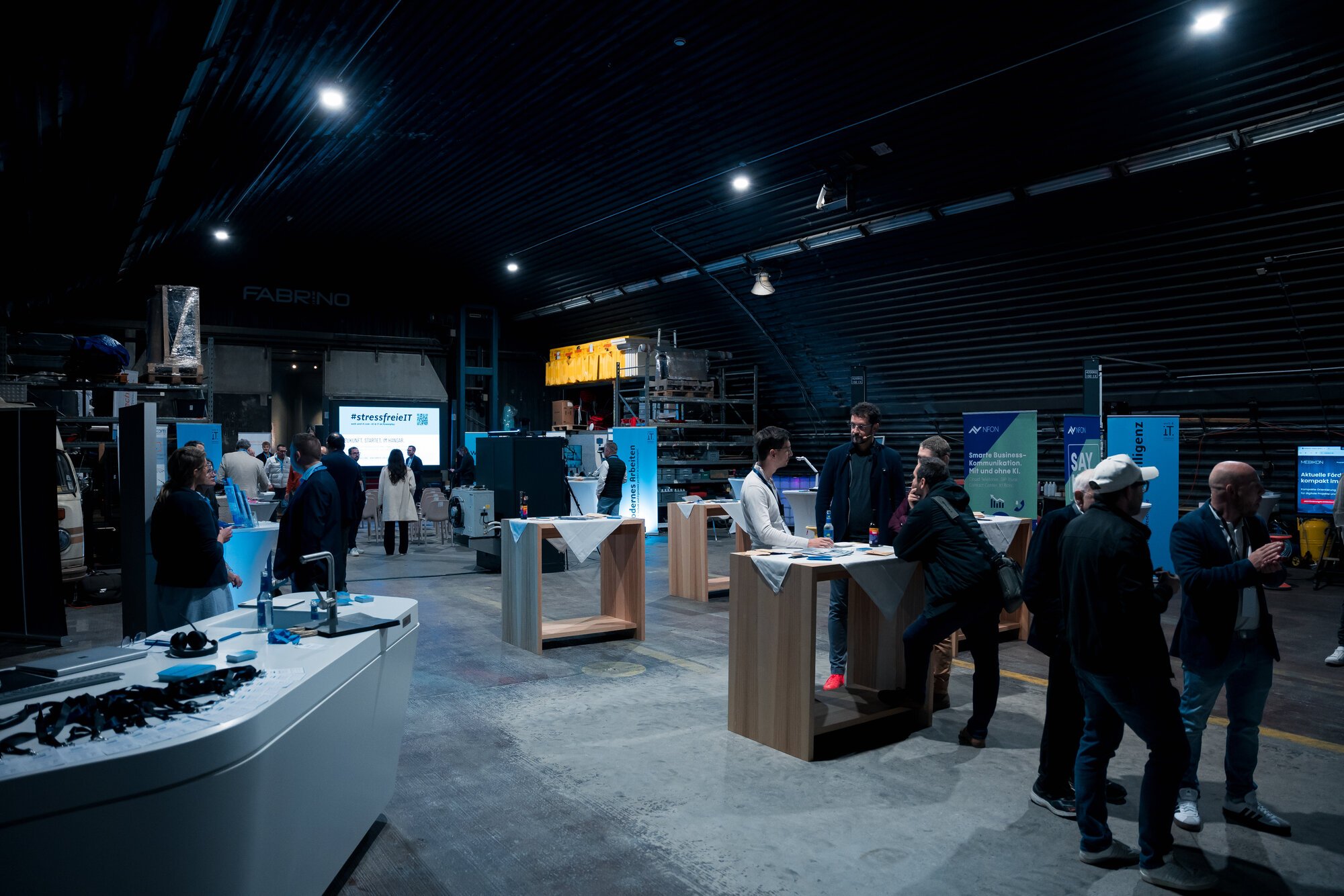 Große Ausstellungsfläche mit Gesprächen bei der web&IT Hausmesse